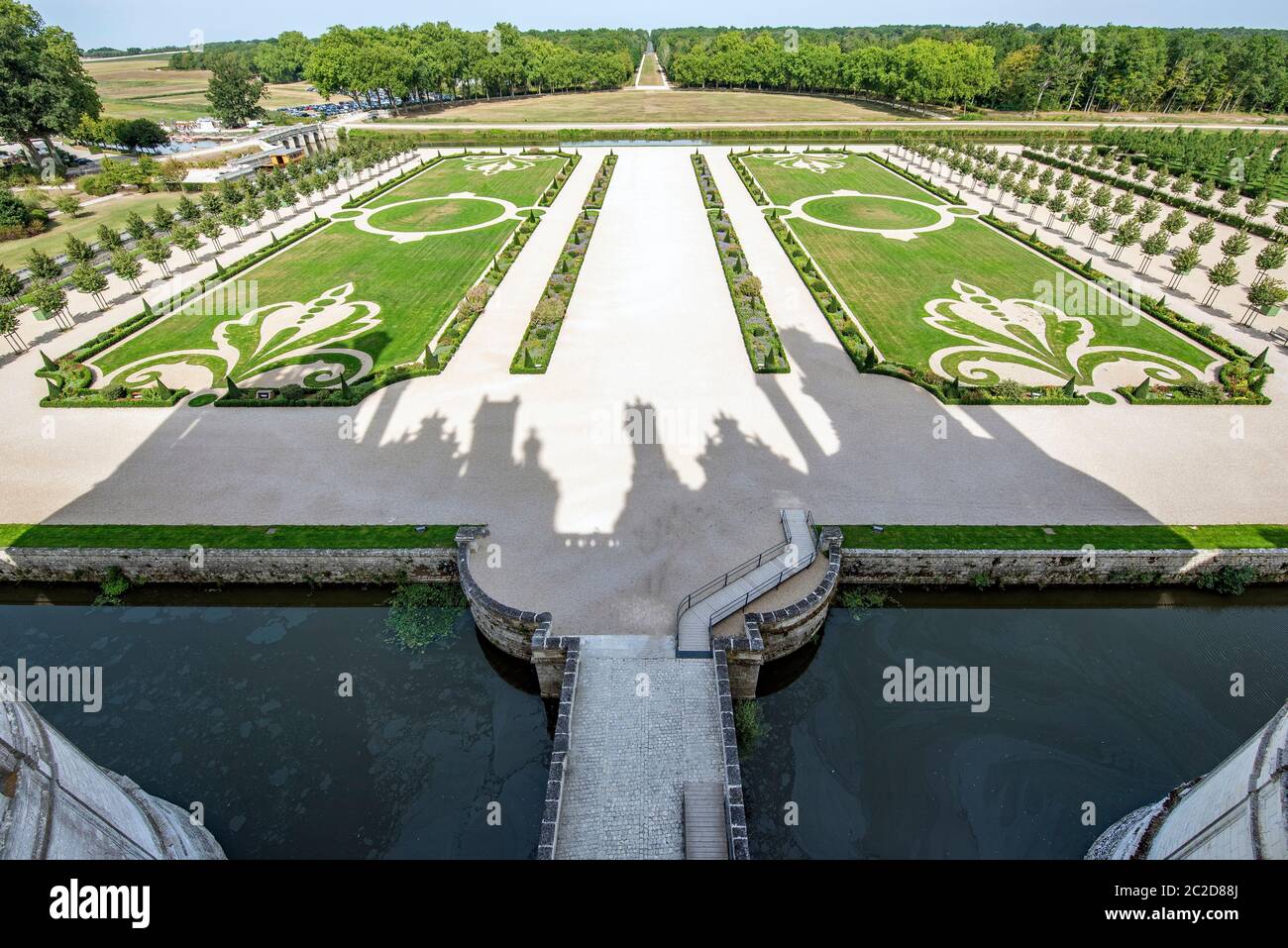 Vista dal castello di Chambord dove si può vedere molto ben tenuti giardini, i turisti che visitano e il pozzo di acqua che circonda il castello. Foto Stock