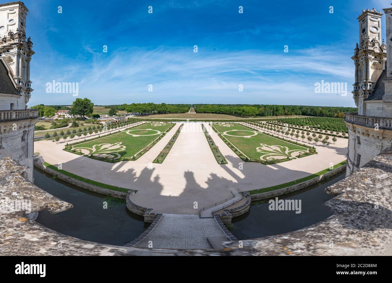 Vista panoramica dal balcone del castello di Chambord dove è possibile vedere i suoi giardini ben curati e l'acqua circostante pit. Foto Stock