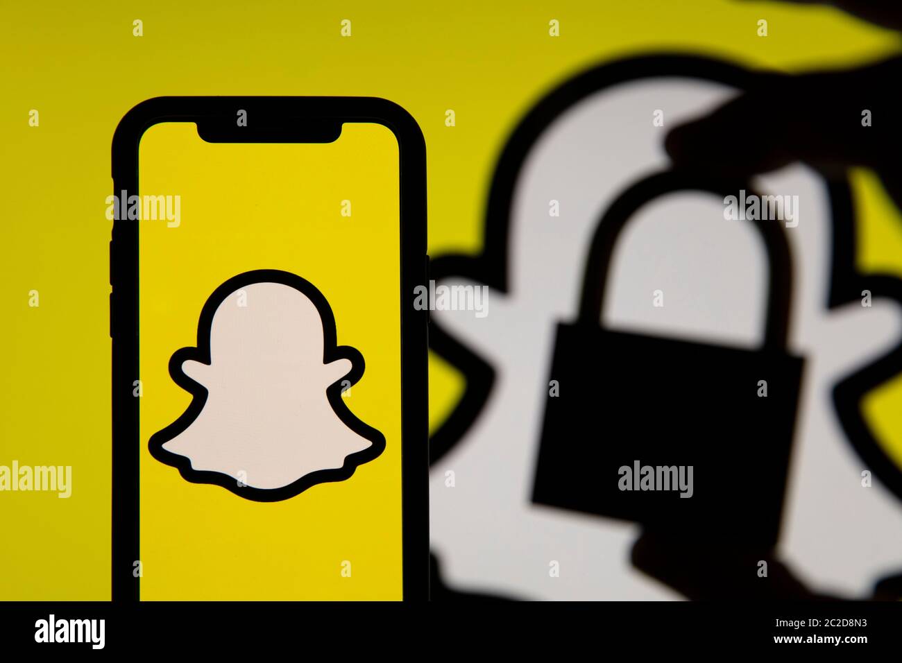 LONDRA, UK - GIUGNO 2020: Logo Snapchat social media con un lucchetto di sicurezza Foto Stock
