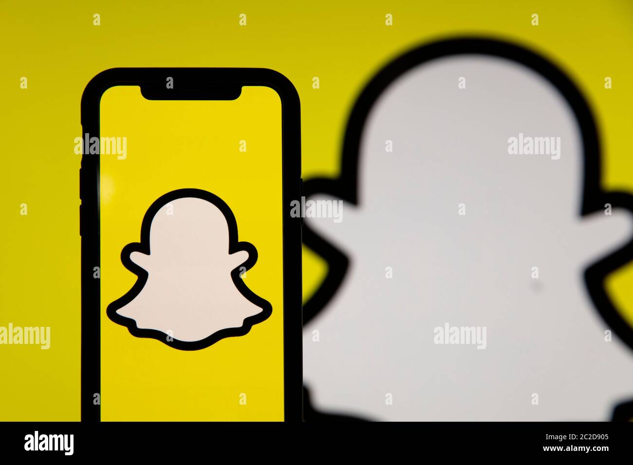 LONDRA, UK - GIUGNO 2020: Logo Snapchat sui social media sullo schermo di uno smartphone Foto Stock