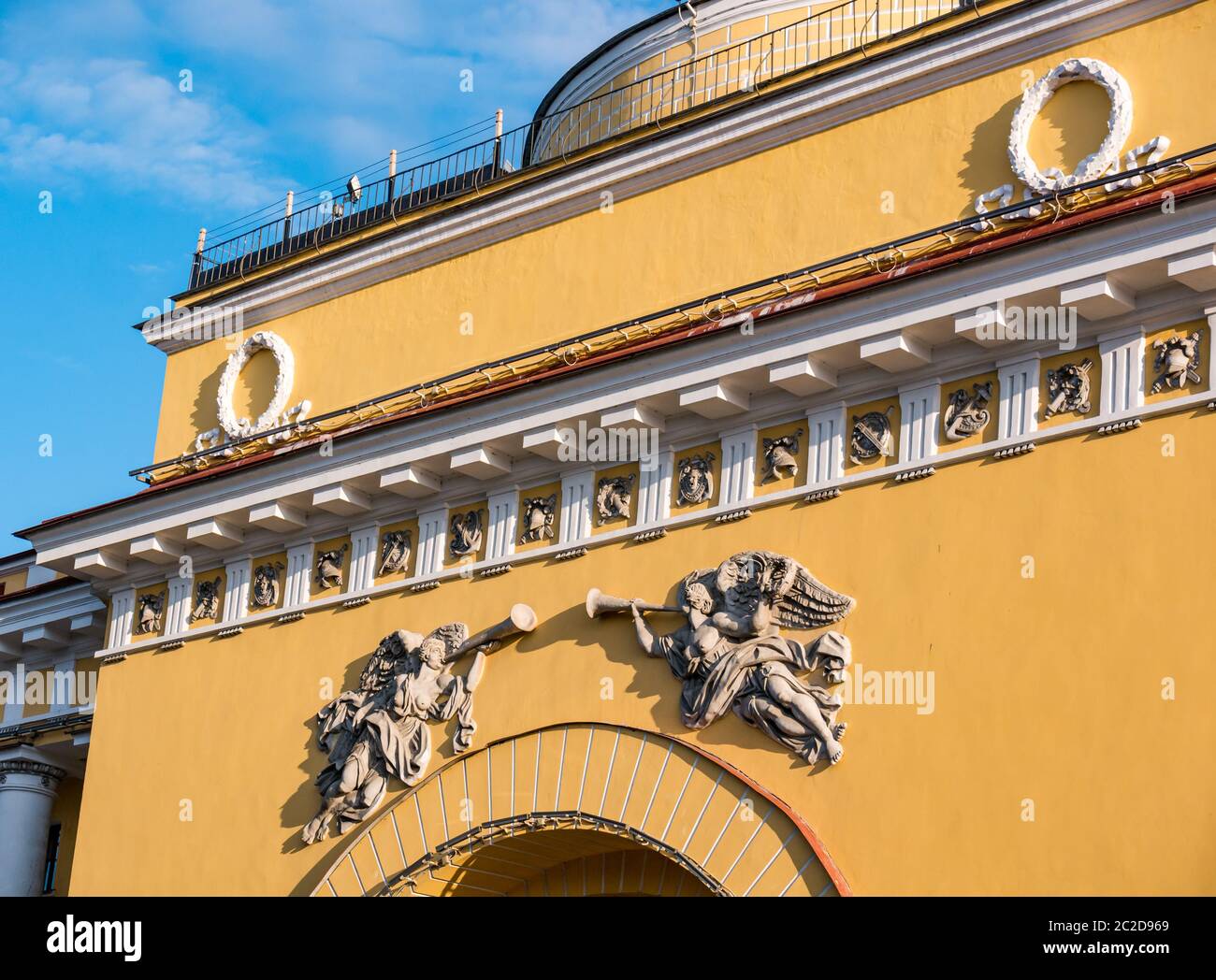 Dettaglio delle figure alate clarion chiamata sulla arcata del Palazzo dell'Ammiragliato, San Pietroburgo, Russia Foto Stock
