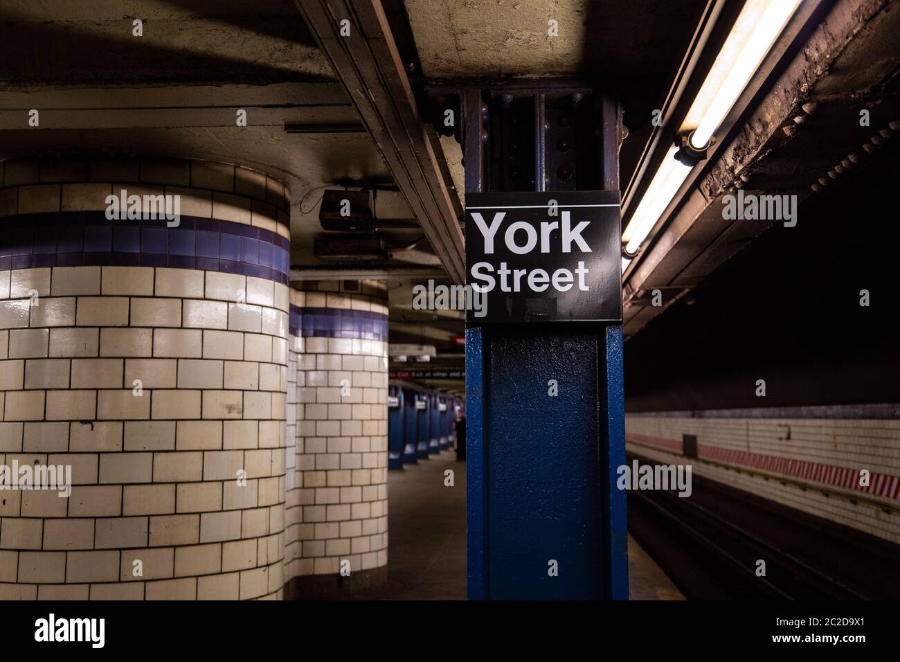 Brooklyn, NY / USA - LUGLIO 31 2018: Cartello e piattaforma della metropolitana di York Street Foto Stock