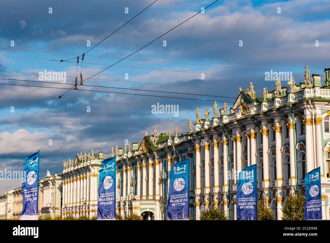 Palazzo invernale con banner per 2019 gas Forum evento internazionale conferenza, l'Hermitage, San Pietroburgo, Russia Foto Stock