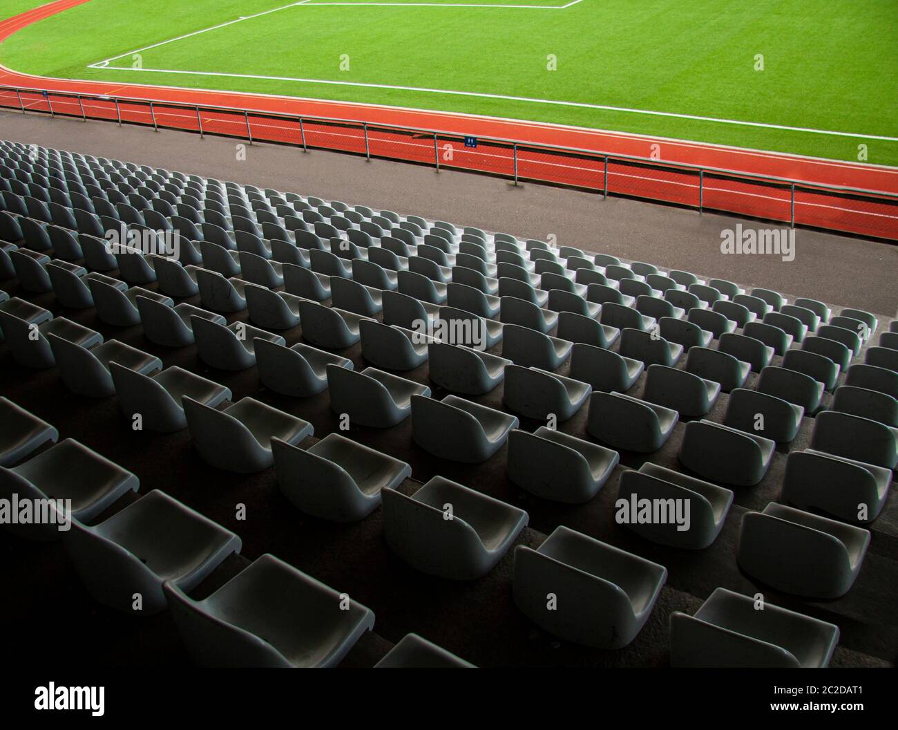 File di posti vuoti in uno stadio di calcio con erba verde. Visto dall'alto. Foto Stock