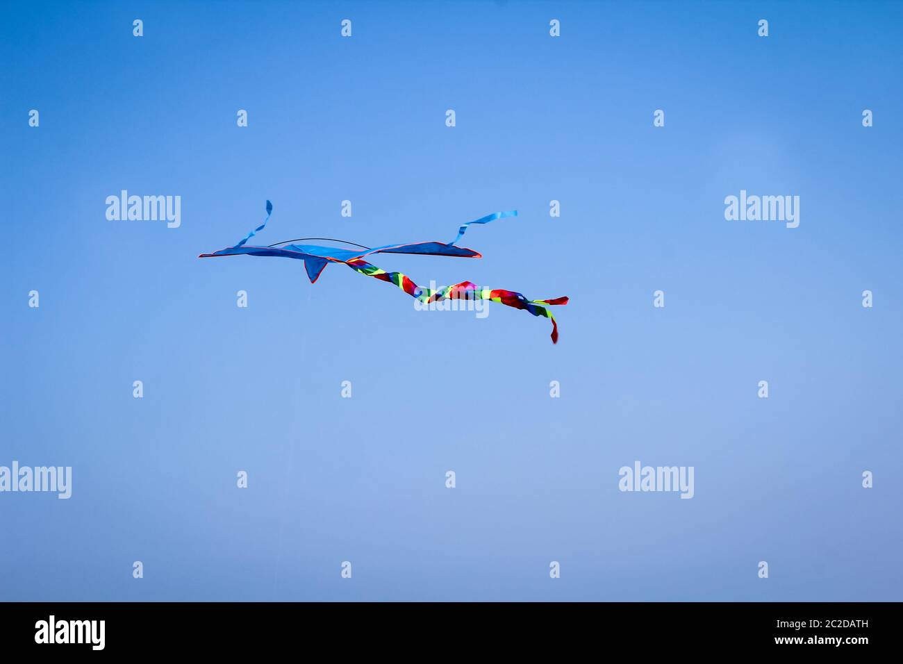 acrobazie blu nel cielo al mar baltico Foto Stock