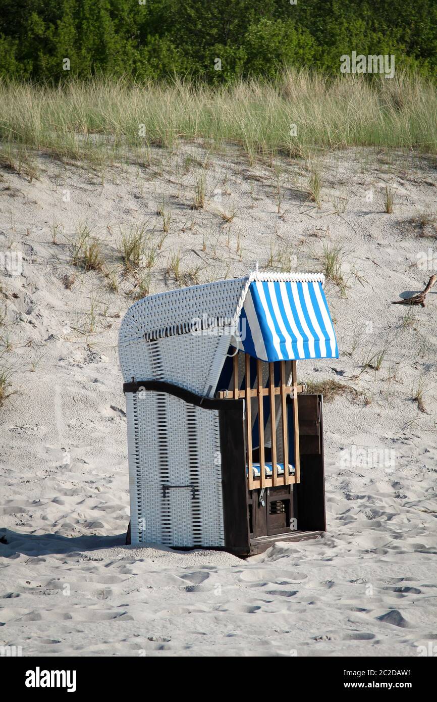 Sulla spiaggia del Mar Baltico si trova una sola sedia da spiaggia Foto Stock