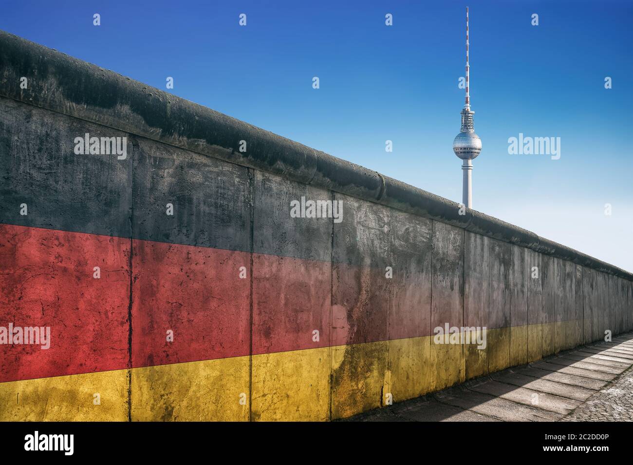 il muro di berlino con la torre della tv contro un cielo blu Foto Stock