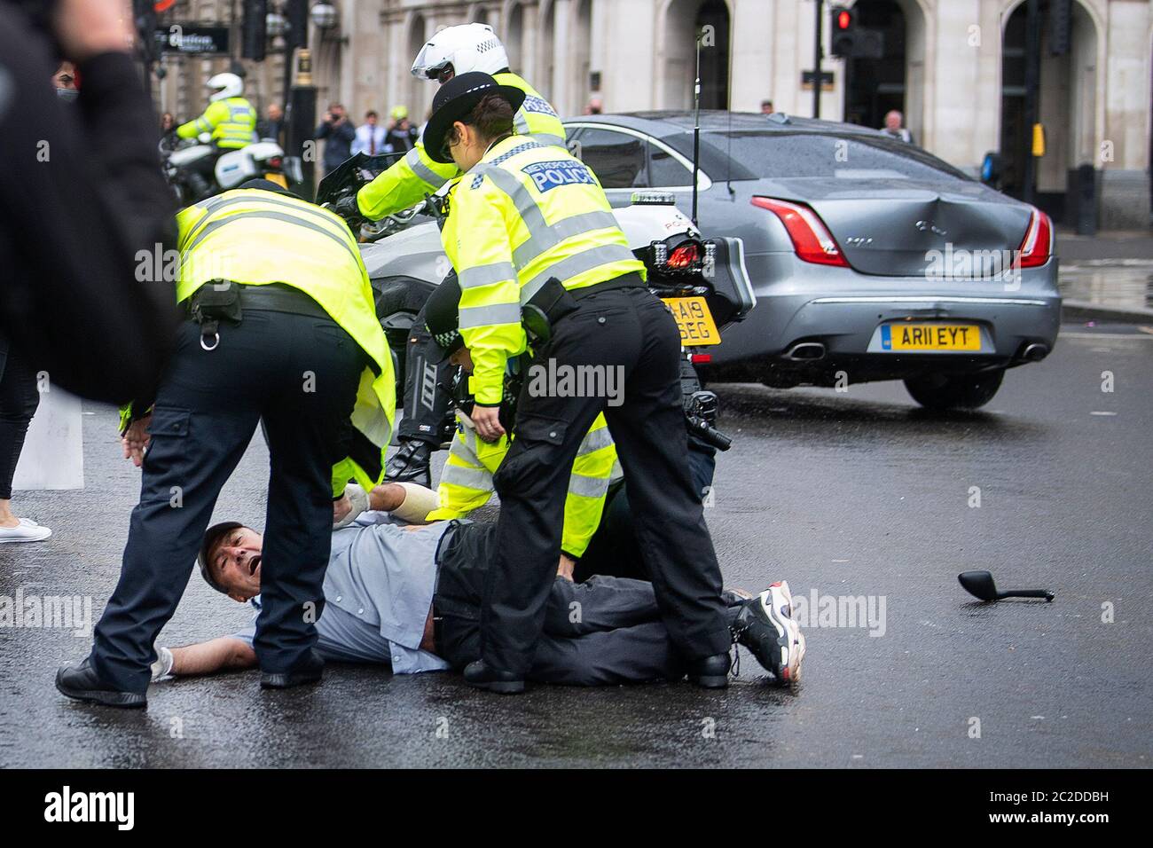 La polizia ha detenuto un uomo dopo che ha corso davanti alla macchina del primo ministro Boris Johnson (in background con Dent), mentre ha lasciato la Camera del Parlamento, Westminster. L'uomo, che aveva dimostrato l'operazione della Turchia contro i ribelli curdi nel nord dell'Iraq, è stato portato nel Palazzo di Westminster da ufficiali. Foto Stock La polizia ha detenuto un uomo dopo che ha corso davanti alla macchina del primo ministro Boris Johnson (in background con Dent), mentre ha lasciato la Camera del Parlamento, Westminster. L'uomo, che aveva dimostrato l'operazione della Turchia contro i ribelli curdi nel nord dell'Iraq, è stato portato nel Palazzo di Westminster da ufficiali. Foto Stock