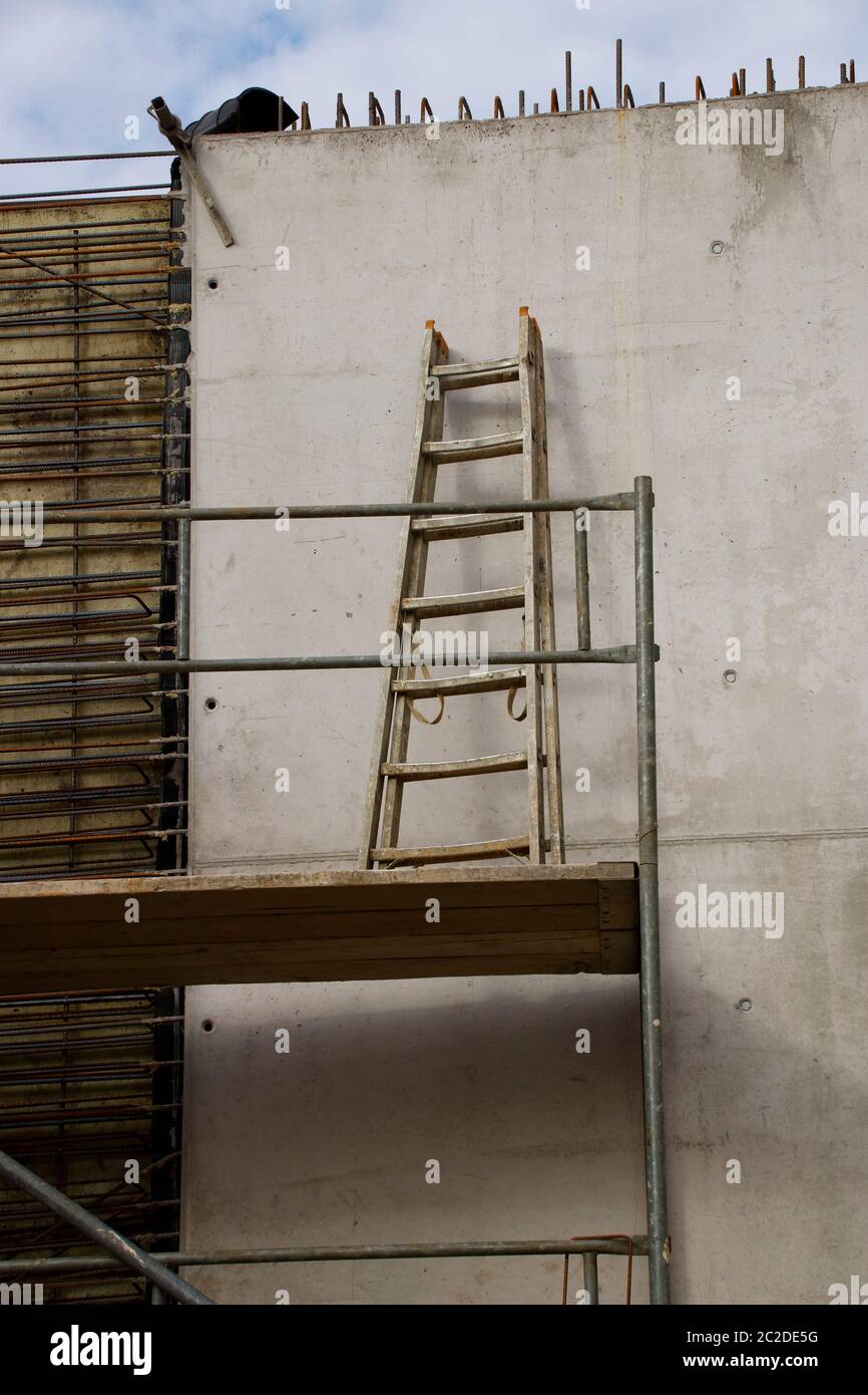 Scala sulla piattaforma superiore su una impalcatura Foto Stock Scala sulla piattaforma superiore su una impalcatura Foto Stock