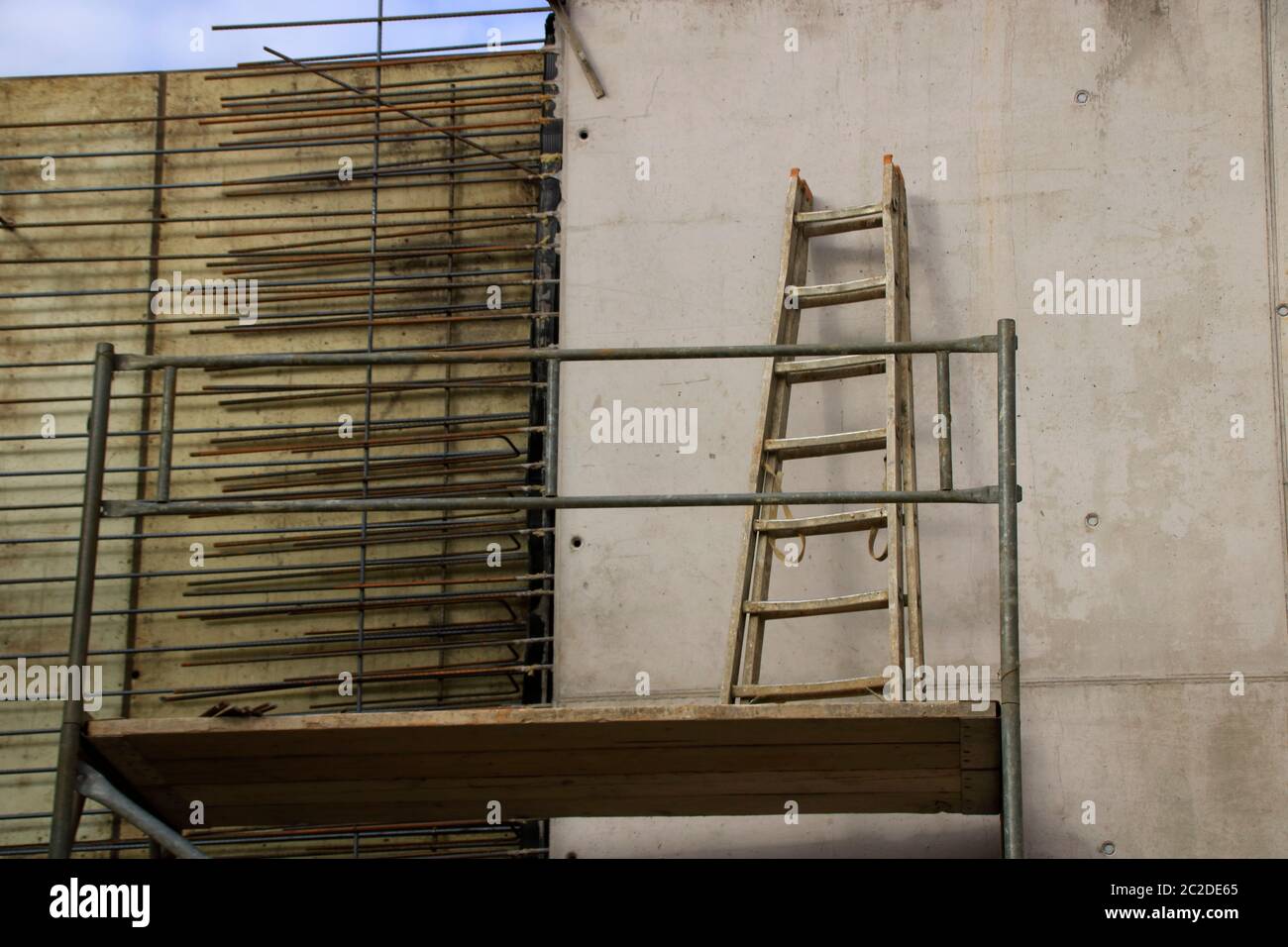 Scala sulla piattaforma superiore su una impalcatura Foto Stock Scala sulla piattaforma superiore su una impalcatura Foto Stock
