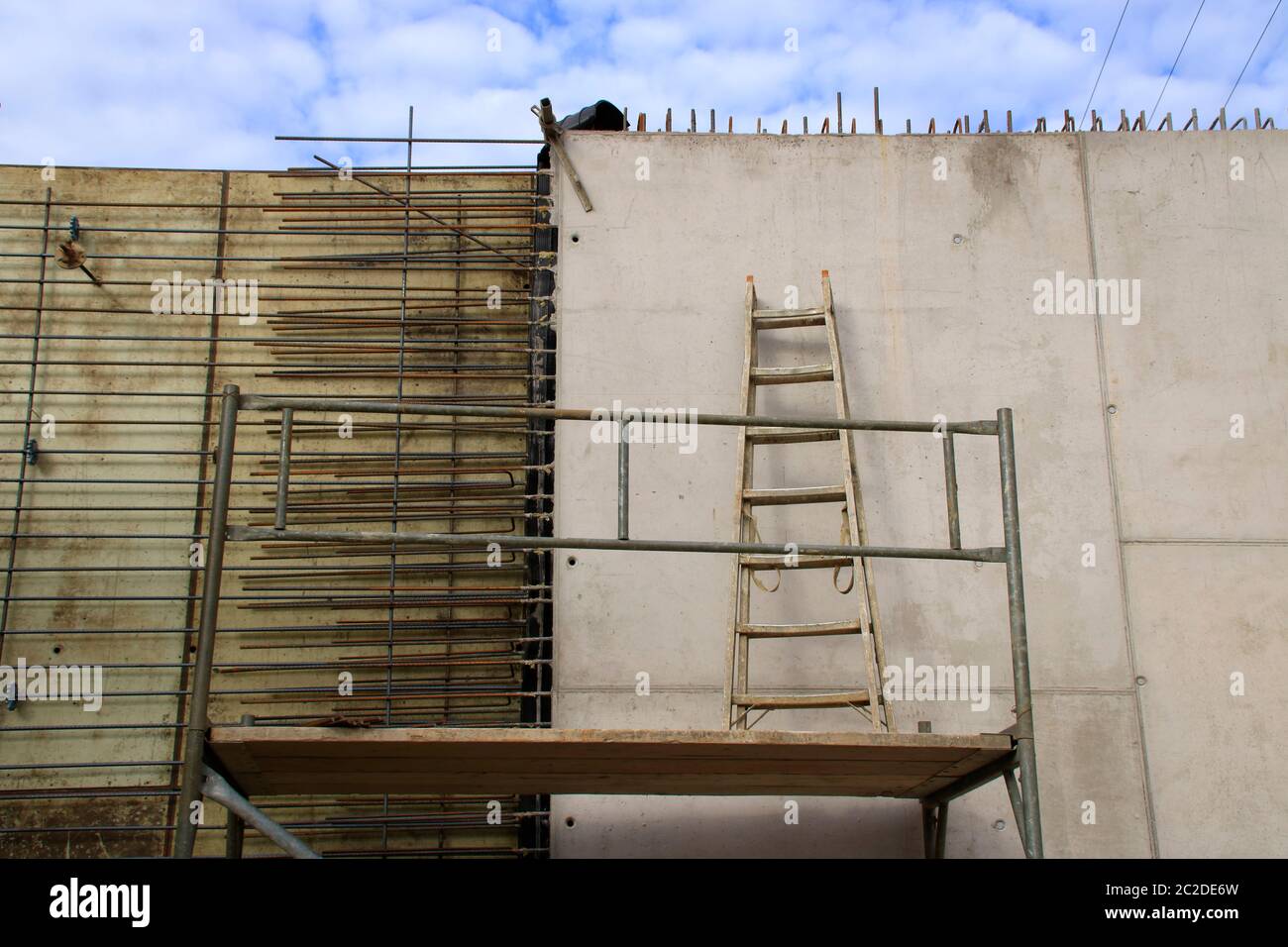 Scala sulla piattaforma superiore su una impalcatura Foto Stock Scala sulla piattaforma superiore su una impalcatura Foto Stock