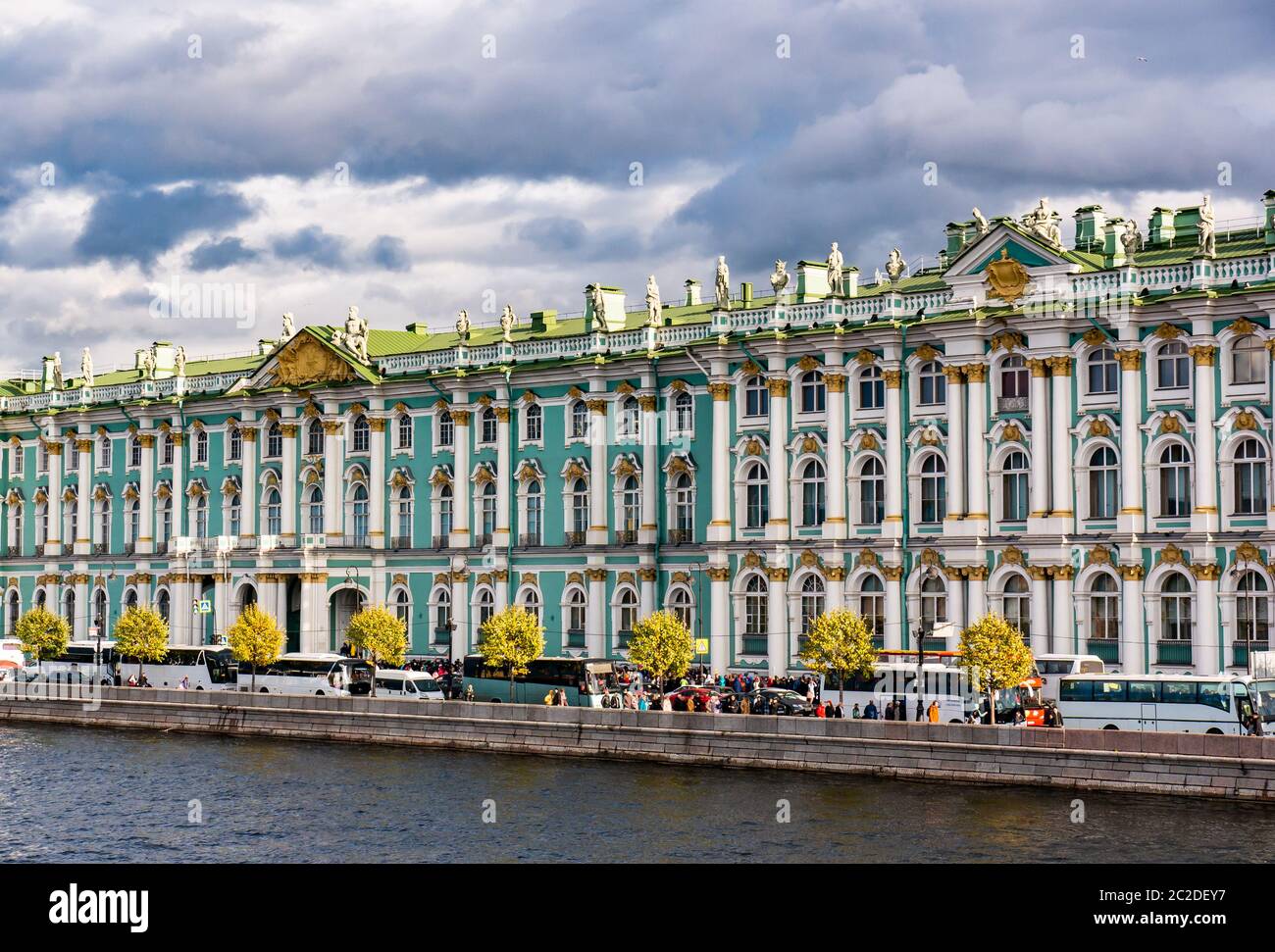 Palazzo Embankment sul fiume Neva con Palazzo d'Inverno, l'Hermitage, San Pietroburgo, Russia Foto Stock
