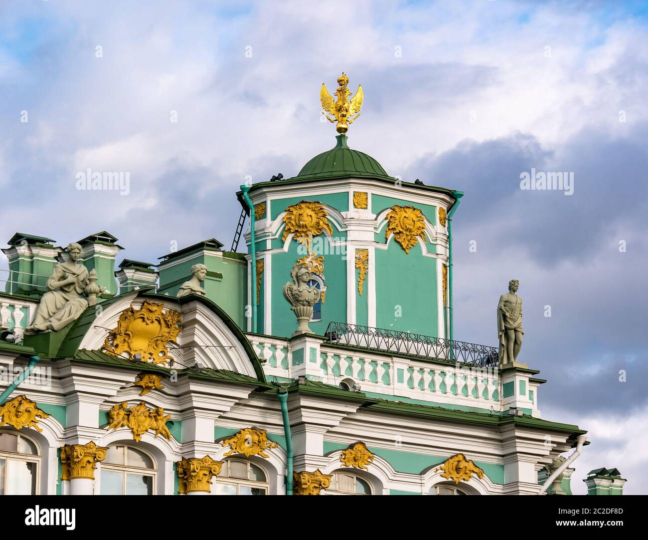 Primo piano dettaglio dell'architettura ornata del Palazzo d'Inverno, dell'Hermitage, di San Pietroburgo, Russia Foto Stock