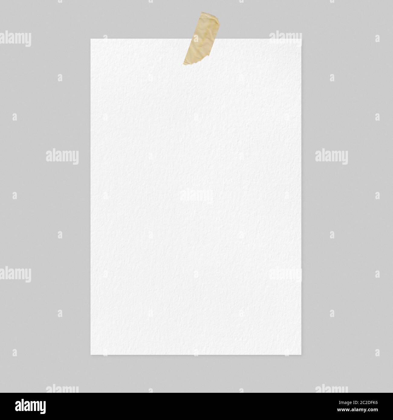Vuoto foglio di carta bianco su sfondo grigio chiaro marrone con nastro adesivo, vista anteriore a4 mockup poster Foto Stock