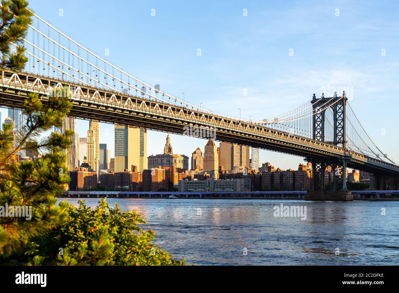 La città di New York / STATI UNITI D'America - 25 GIU 2018: Ponte di Brooklyn Park con la parte inferiore di Manhattan skyline di sunrise Foto Stock
