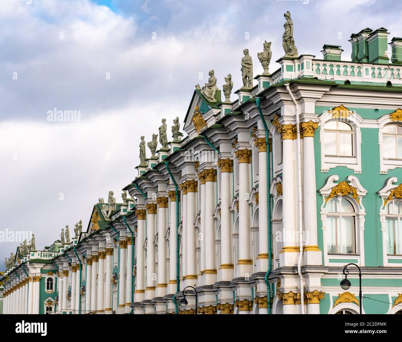 Sculture classiche su tetti di architettura ornata del Palazzo d'Inverno, l'Hermitage, San Pietroburgo, Russia Foto Stock
