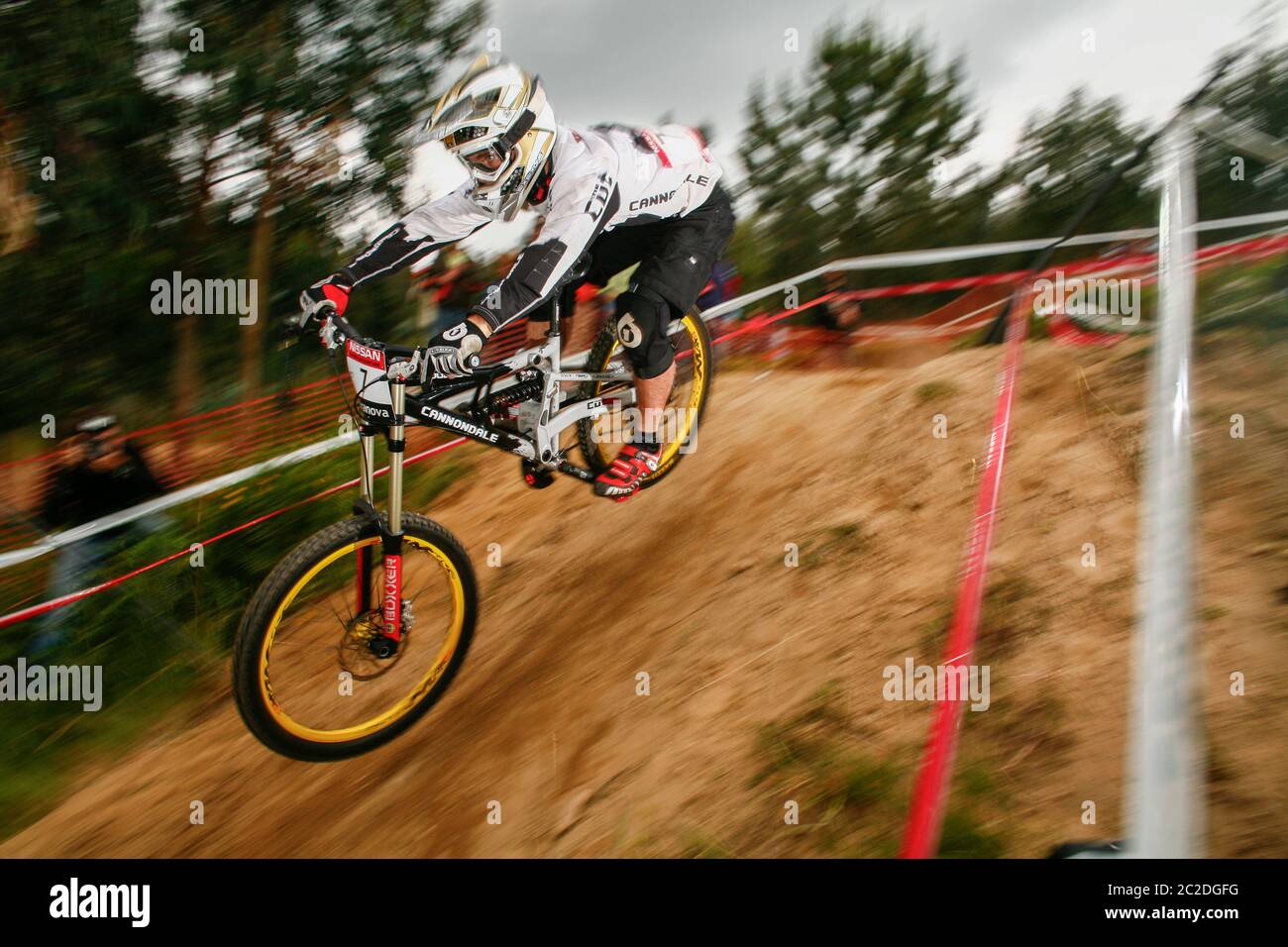 VIGO, SPAGNA - 12 MAGGIO 2007. Mick Hannah (AUS) corre per il Team Cannondale alla Coppa del mondo UCI Mountain bike Downhill. Foto Stock