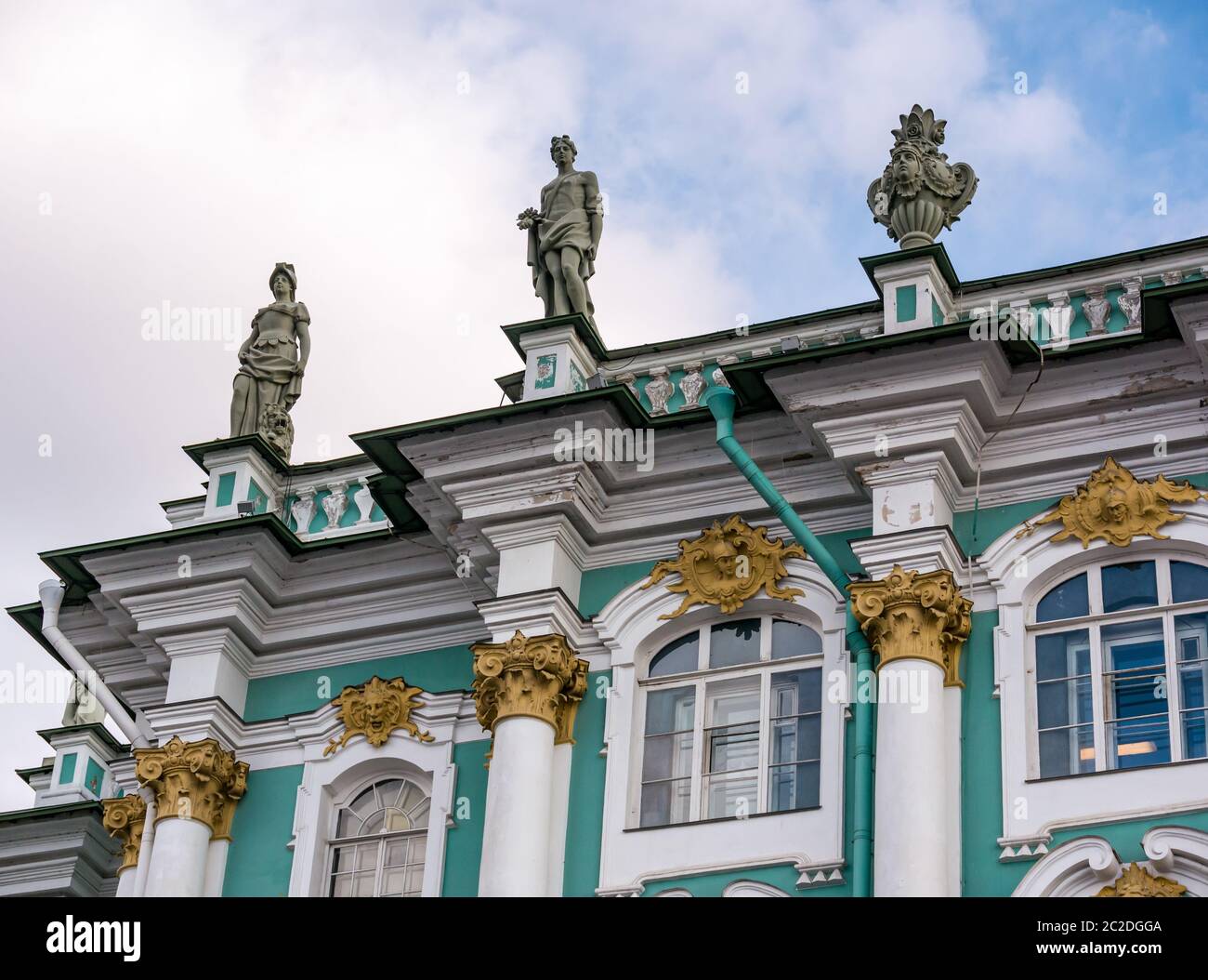 Primo piano dettaglio dell'architettura ornata con sculture classiche del Palazzo d'Inverno, dell'Hermitage, di San Pietroburgo, della Russia Foto Stock