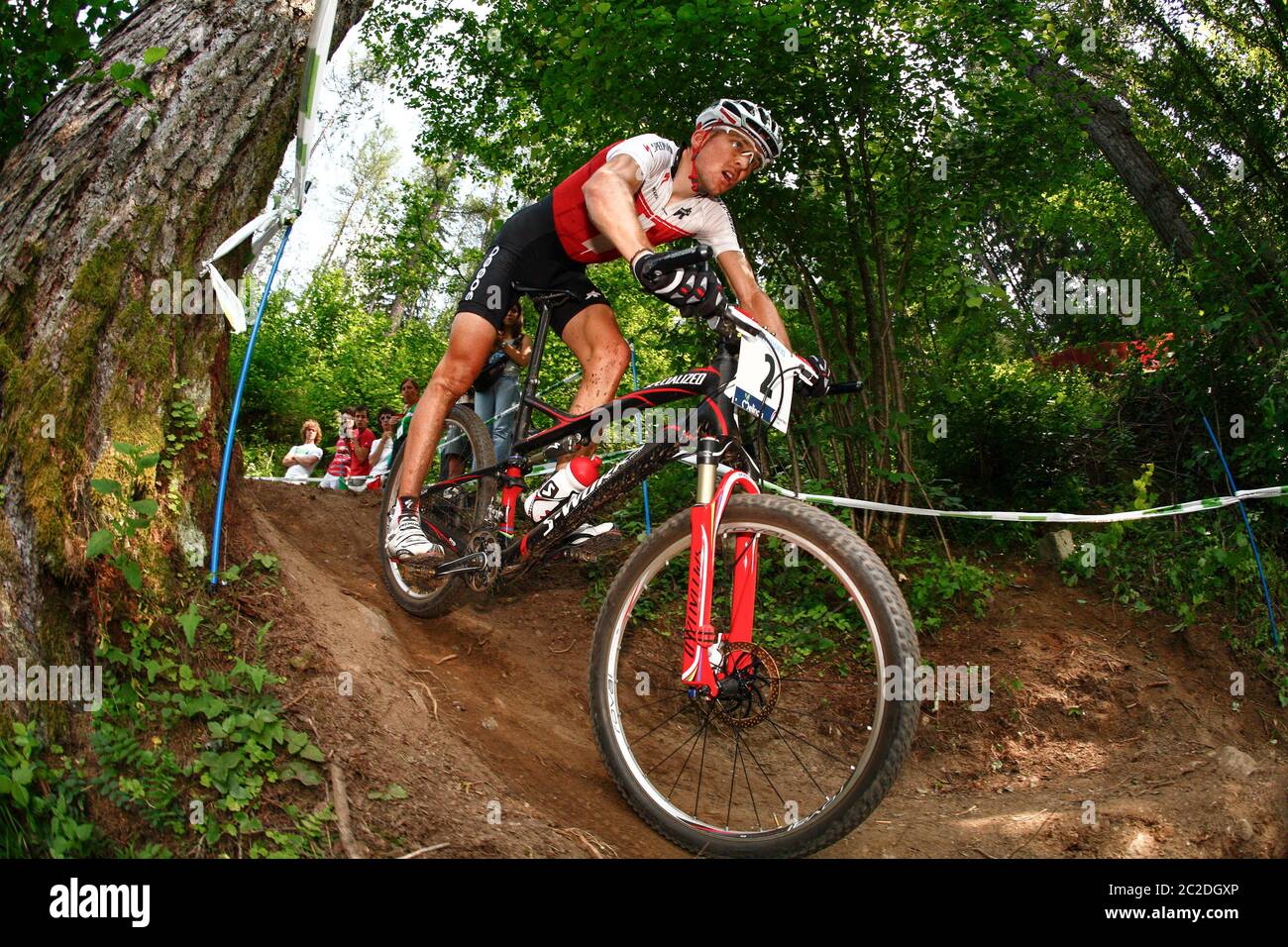 VAL DI SOLE, ITALIA - 22 GIUGNO 2008. . Christoph Sauser (sui) sulla strada  per vincere i Campionati mondiali di fondo di mountain bike UCI Foto stock  - Alamy