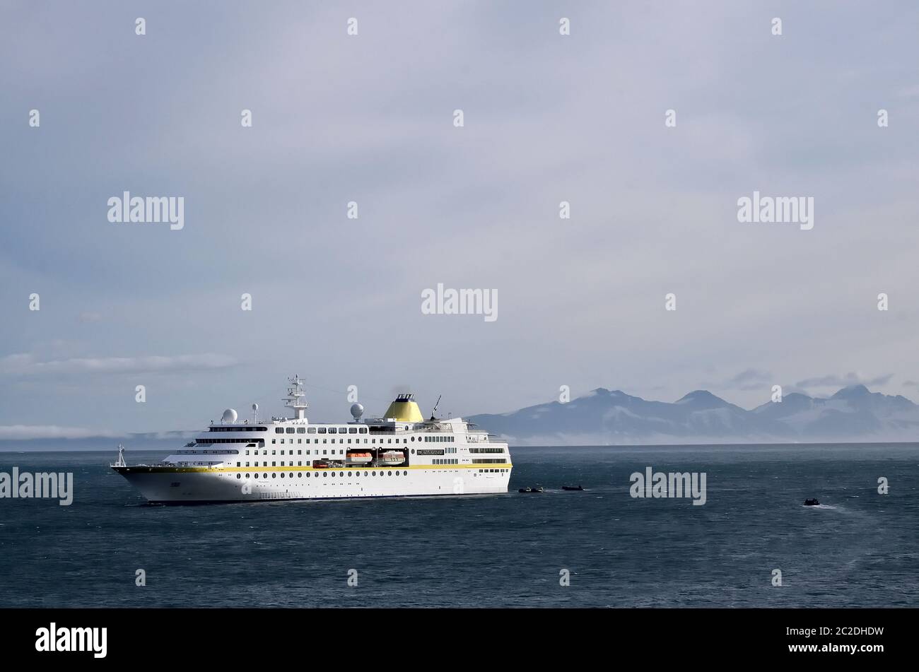 Kreuzfahrtschiff vor Ostküste Grönland Foto Stock