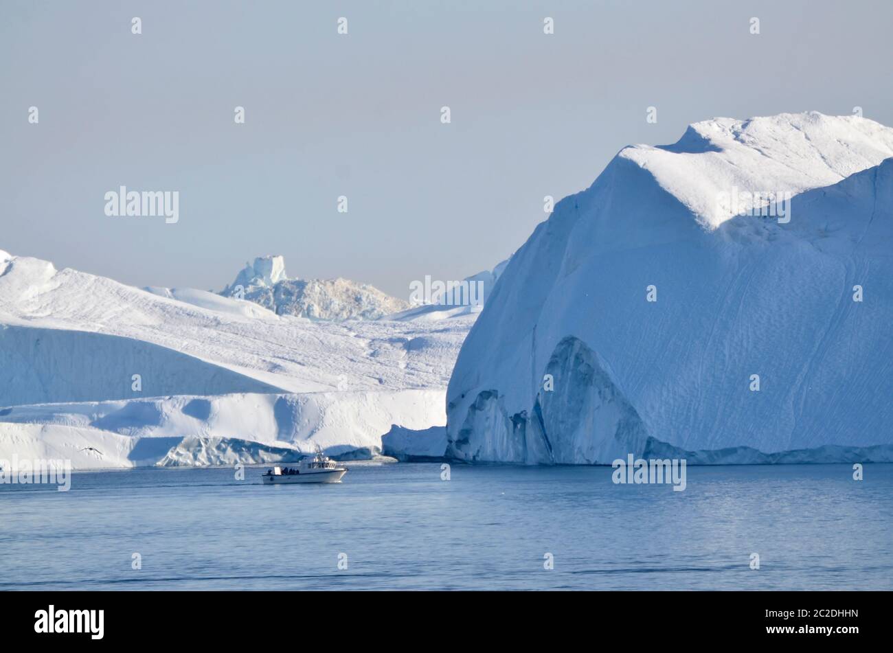 Boot vor Eisberge in der Diskobucht, Grönland Foto Stock