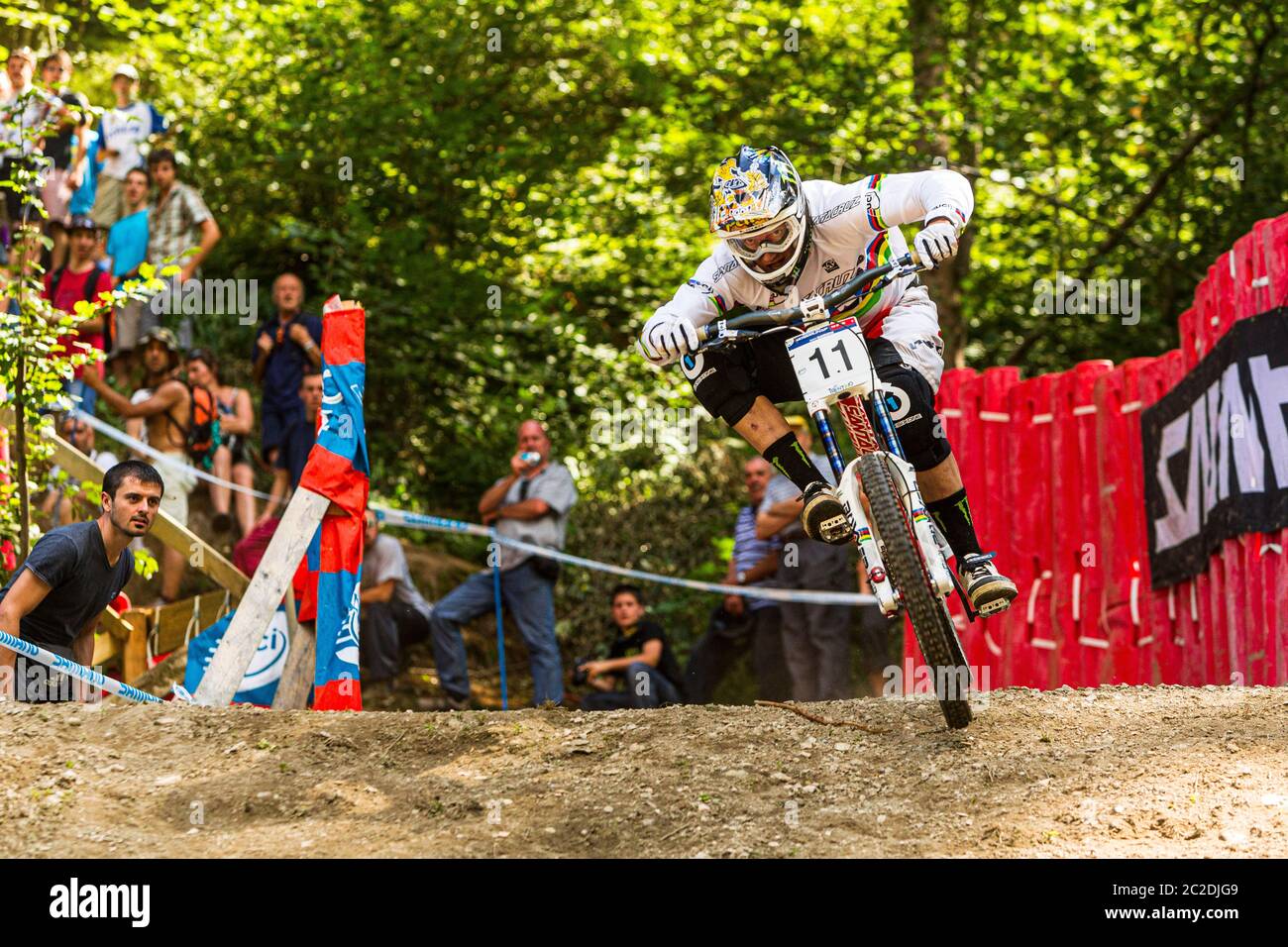 VAL DI SOLE, ITALIA - 1 AGOSTO 2010. Steve Peat corre alla Coppa del mondo UCI Mountain Bike Downhill. Indossa la maglia arcobaleno del campione del mondo Foto Stock