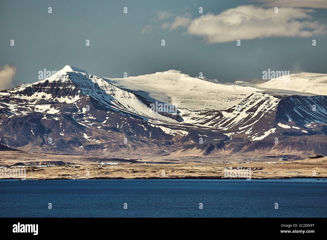 Paesaggio in Islanda vista da Reykjavik verso il Monte Esja Foto Stock