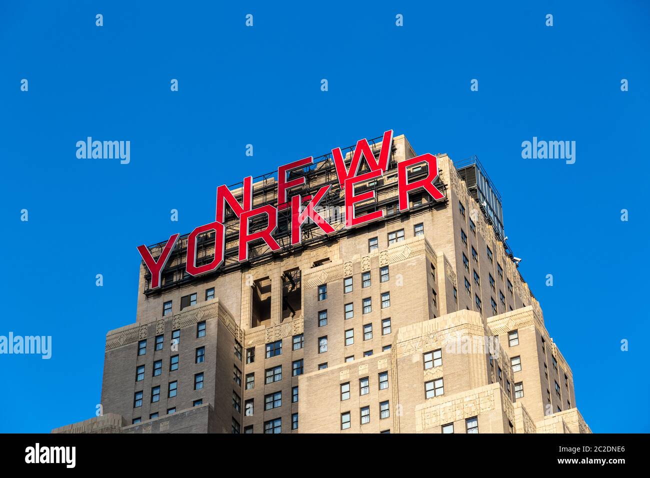 La città di New York / STATI UNITI D'America - 13 LUG 2018: New Yorker segno del Wyndham Hotel occupa un edificio nel centro di Manhattan Foto Stock