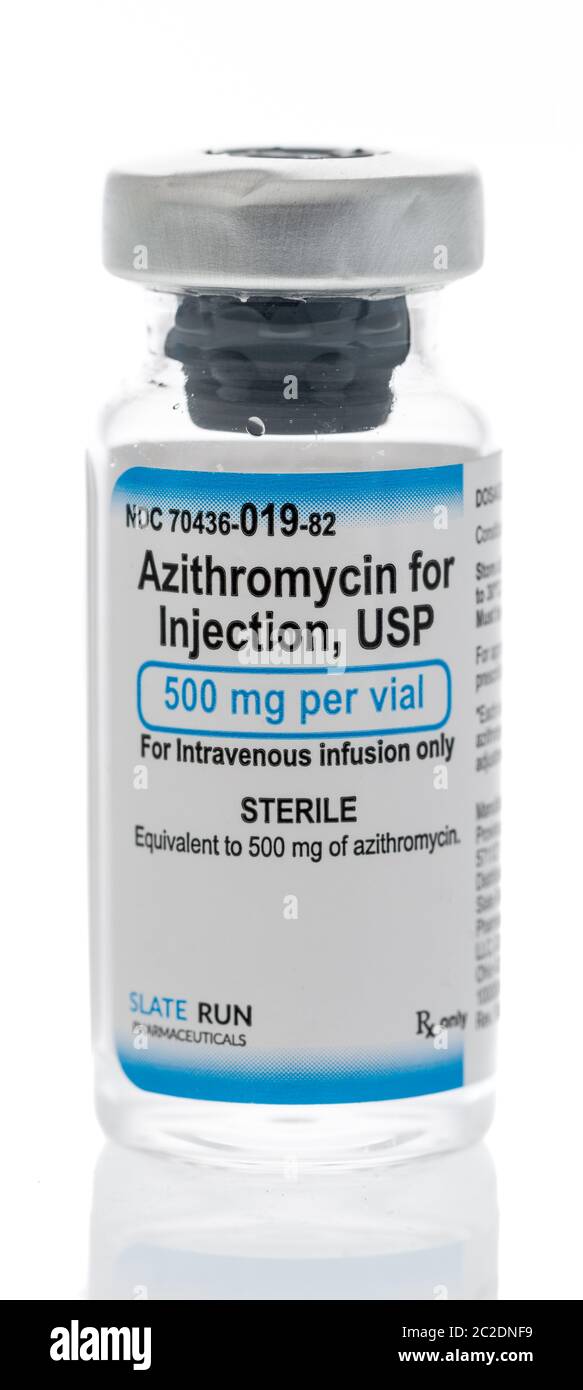 Winneconne, WI - 29 Maggio 2020: Un flaconcino di antibiotico azitromicina Slate Run su sfondo isolato Foto Stock
