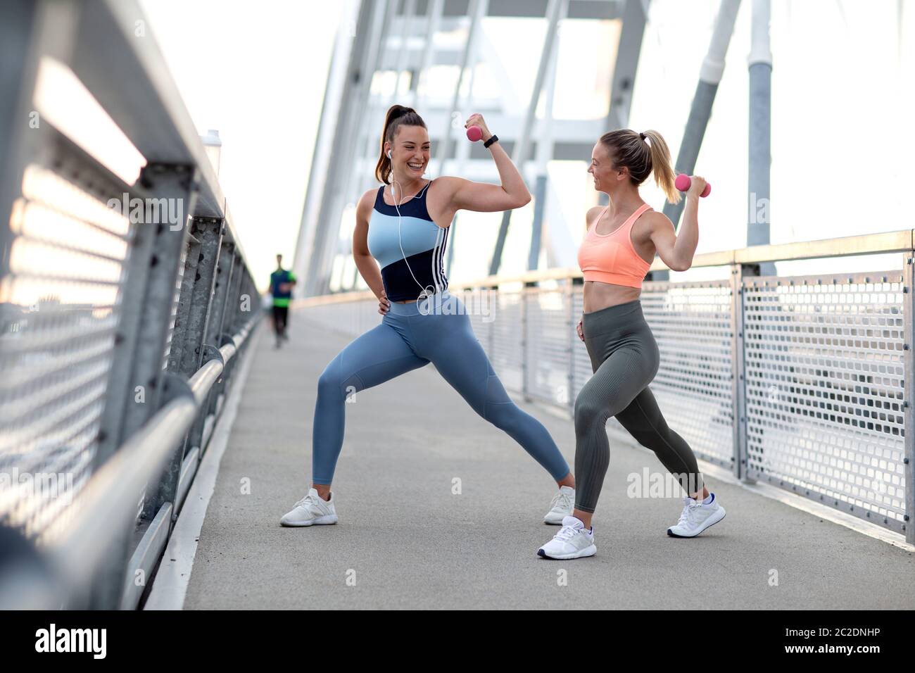 Giovani donne slim corpo esercizio al ponte Foto Stock