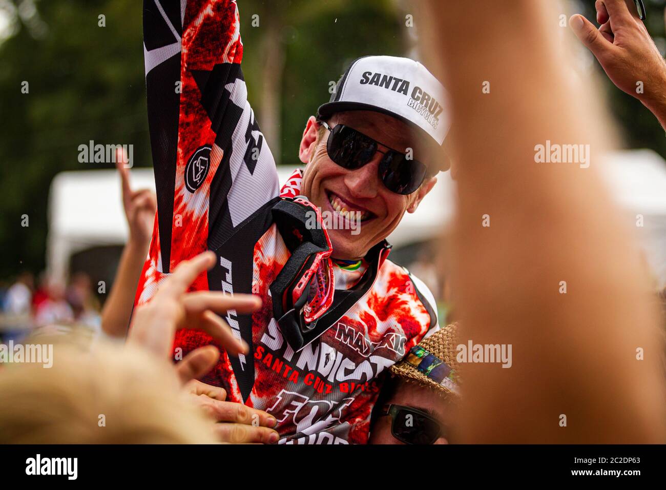 18 MARZO 2012 - PIETERMARITZBURG, SUDAFRICA. Steve Peat (GBR) festeggia con i fan alla Coppa del mondo UCI Mountain Bike Downhill Foto Stock