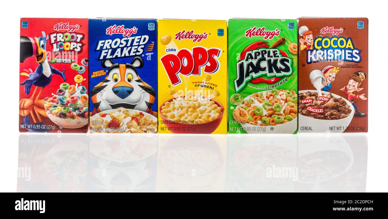 Winneconne, WI - 12 giugno 2020: Un pacchetto Kelloggs cereali Froot Loops, Frosted Flakes, Pops, Apple Jacks e Cocoa Krispies su uno sfondo isolato Foto Stock