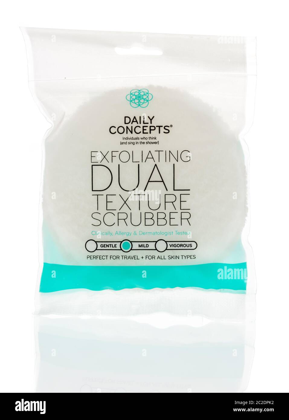 Winneconne, WI - 12 Giugno 2020: Un pacchetto Daily Concepts esfoliante scrubber a doppia trama su uno sfondo isolato Foto Stock