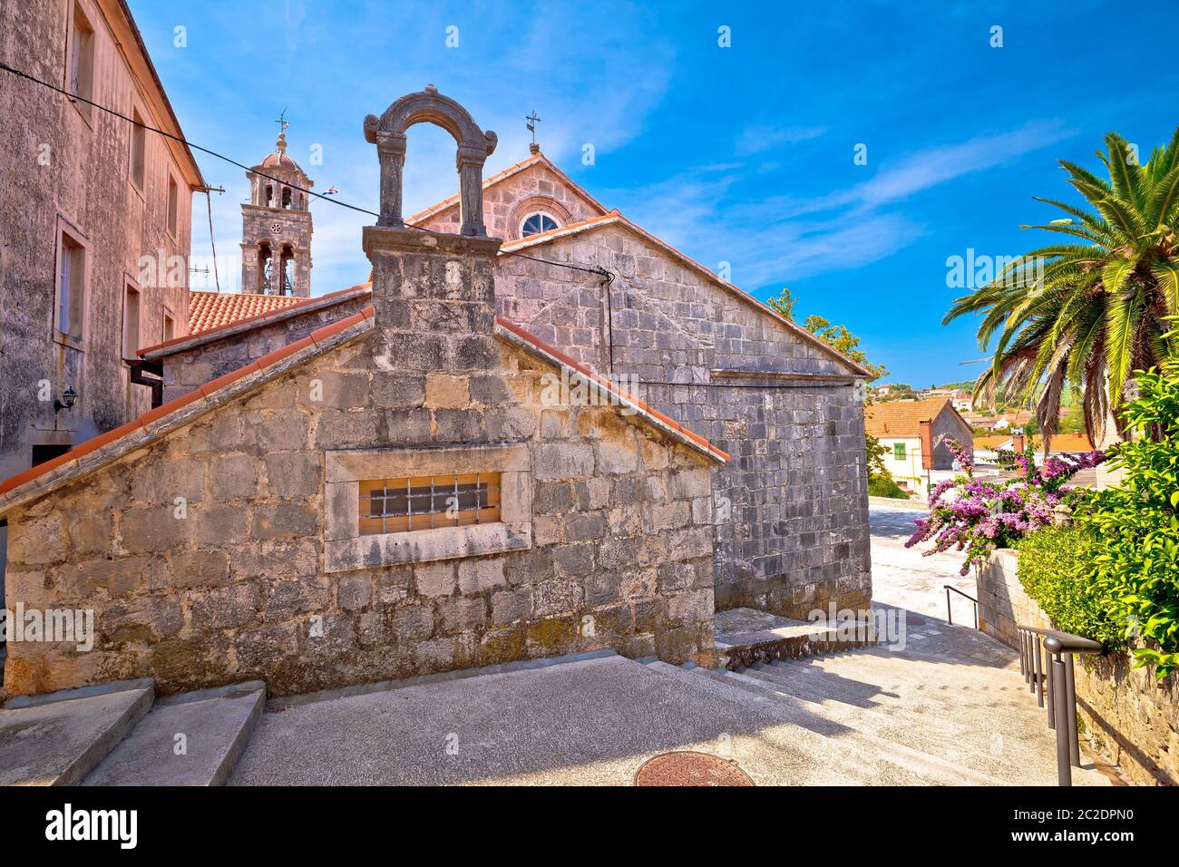 Blato sull isola di Korcula pietra storica piazza e chiesa vista, Dalmazia meridionale regione della Croazia Foto Stock