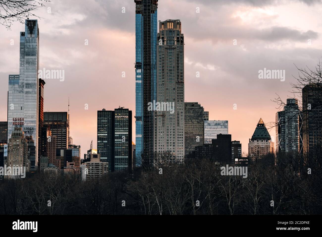 Vista al tramonto dei grattacieli più mordenti nel centro di Manhattan a sud di Central Park Foto Stock