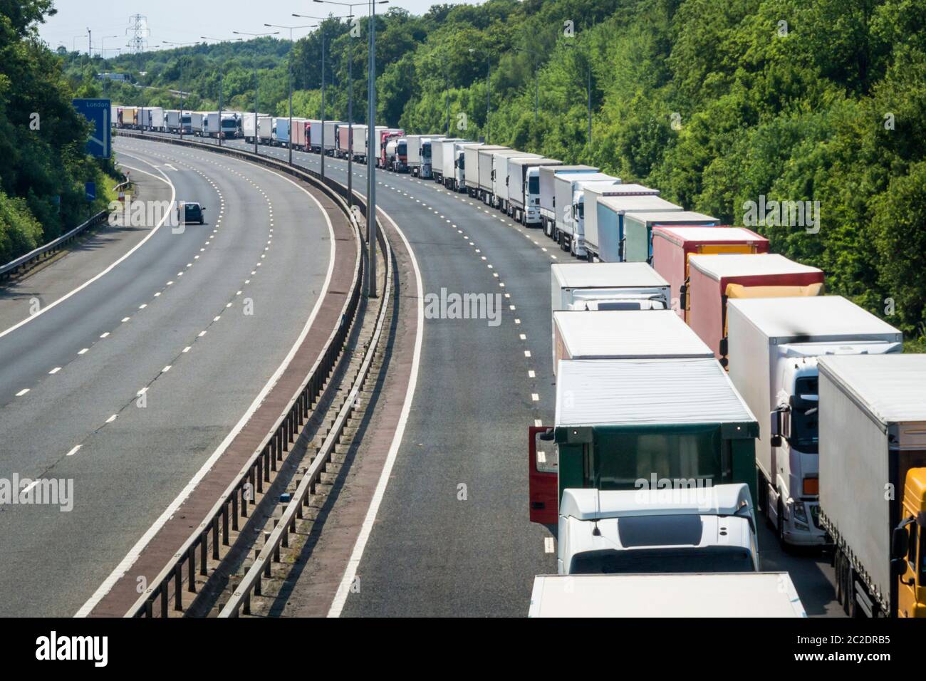 Camion in coda quando il funzionamento a pila è a posto sull'autostrada M20 nel Kent Foto Stock