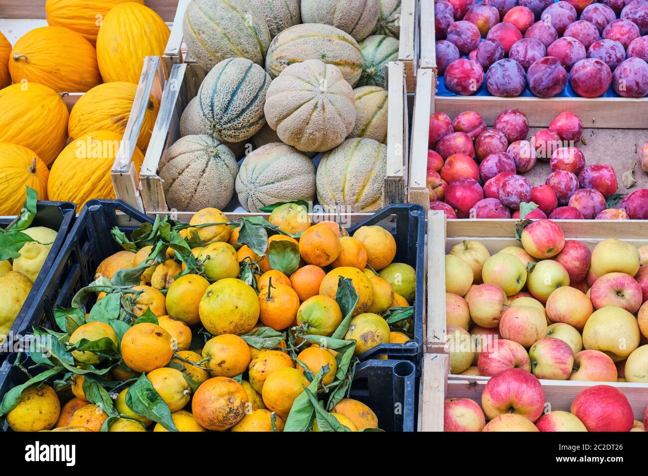 Frutta fresca per la vendita in un mercato di napoli, Italia Foto Stock