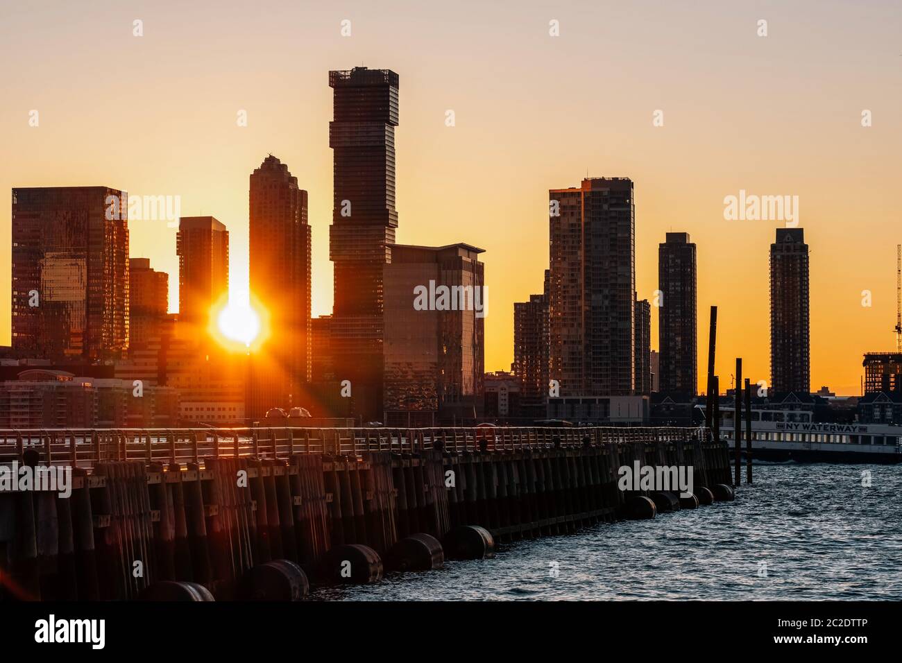 Tramonto al molo 26 con sfondo di moderni grattacieli appartamento a Jersey City da Hudson vista fiume da Tribeca New York City Foto Stock