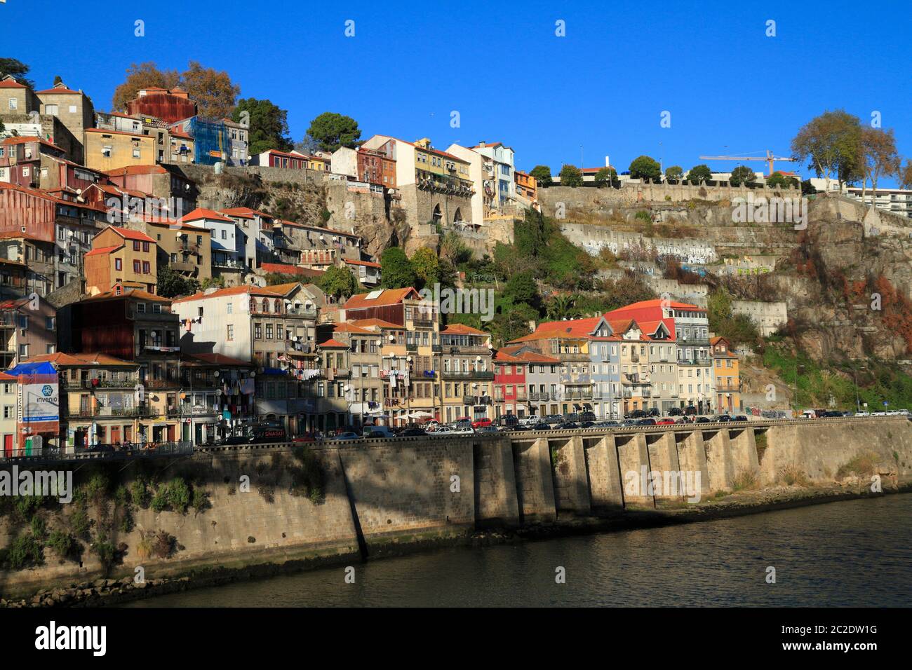 Vista panoramica della città vecchia di Porto sul fiume Douro da Vila Nova de Gaia, Portogallo Foto Stock