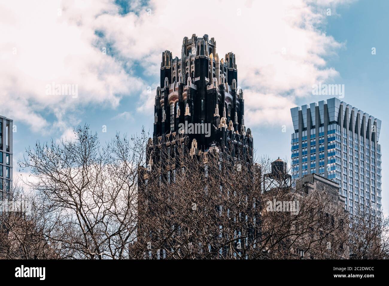 Vista ravvicinata del Bryant Park Hotel e dei moderni grattacieli nel centro di Manhattan, New York City Foto Stock