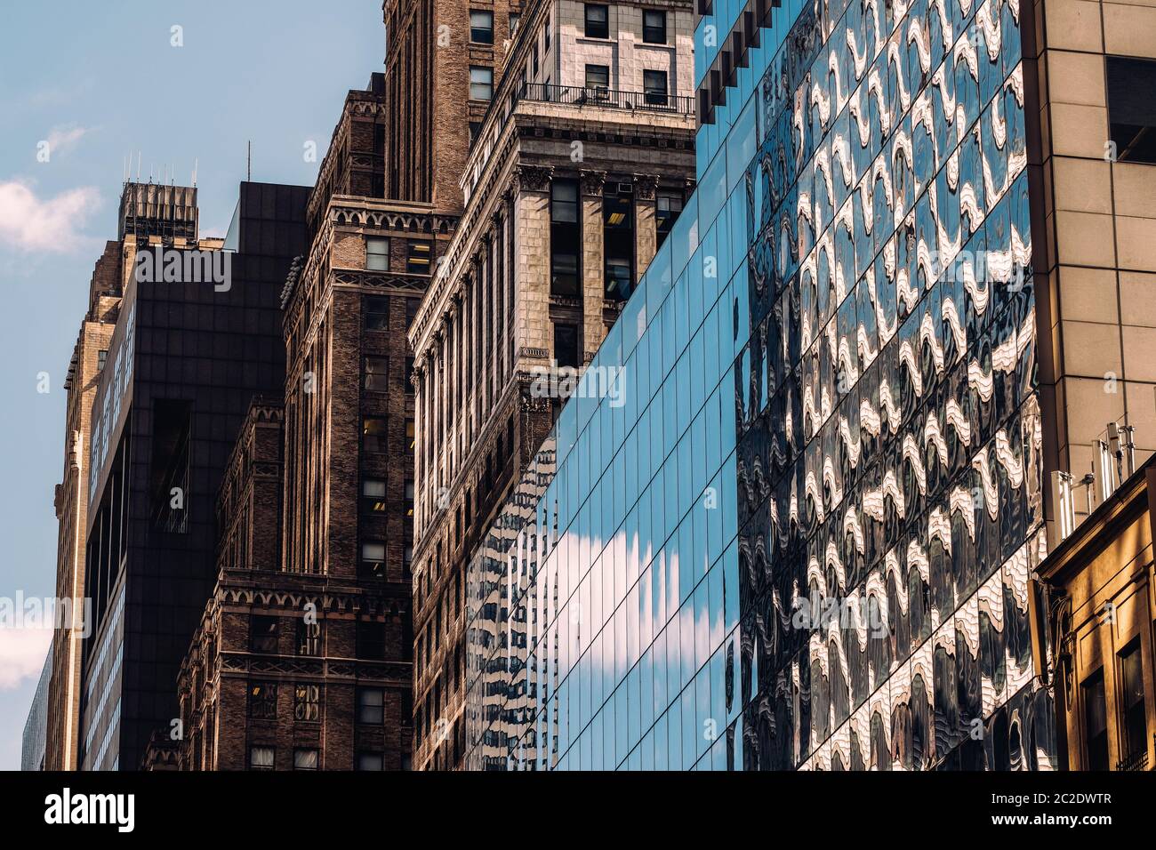Vista ravvicinata dei vecchi e moderni grattacieli di Murray Hill Midtown Manhattan New York City Foto Stock