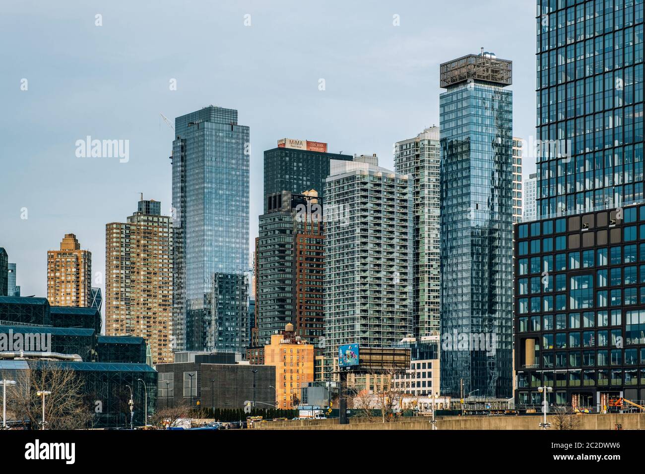 Vista generale degli edifici di Hell's Kitchen nel centro di New York City Foto Stock