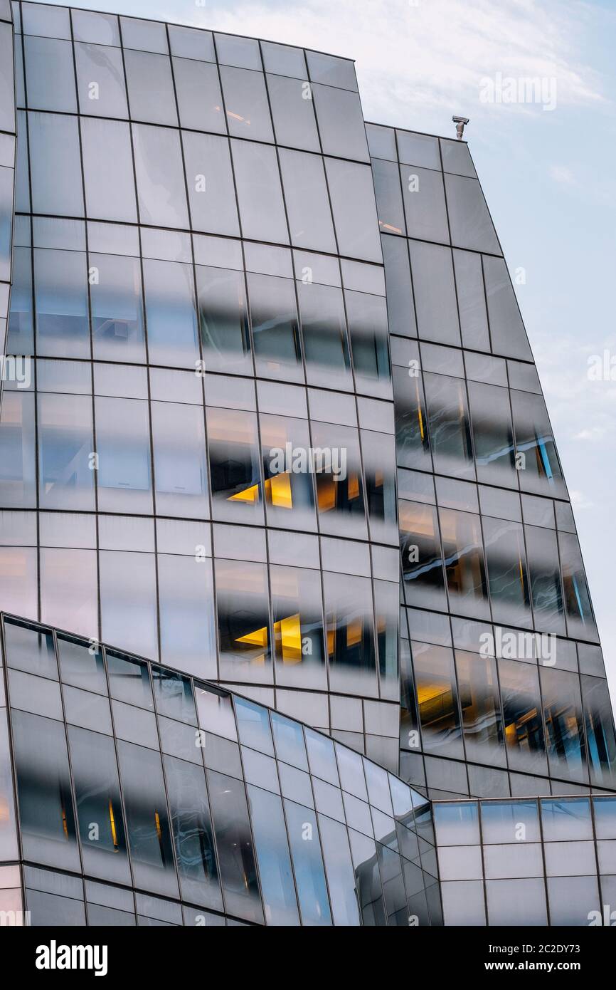 Vista ravvicinata dell'ornamento sull'esterno dell'edificio dell'IAC Building by Gehry nella parte ovest di Chelsea New York City Foto Stock