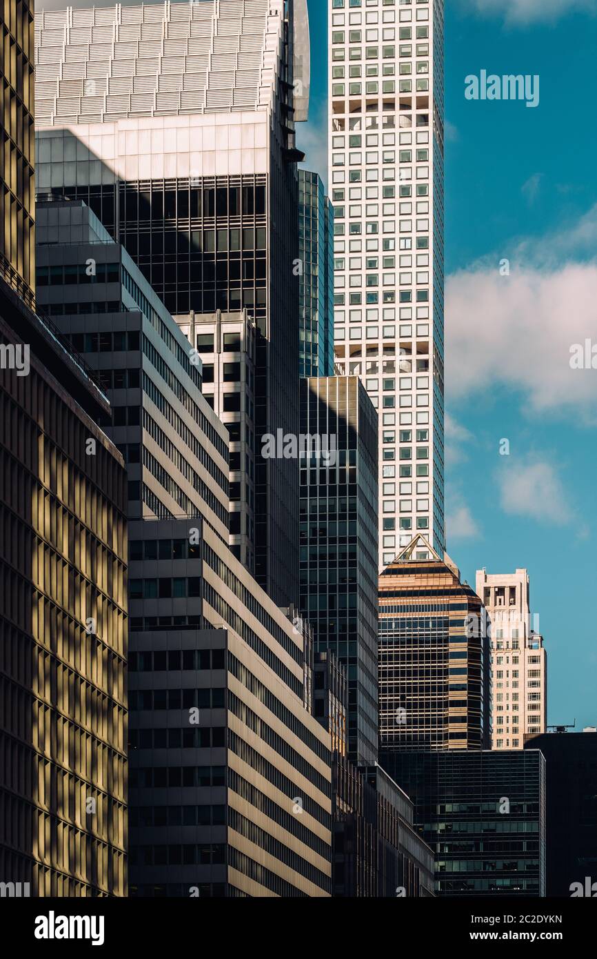 Vista ravvicinata dei 432 Park Avenue Condominiums e dei moderni grattacieli nel centro di Manhattan, New York City Foto Stock
