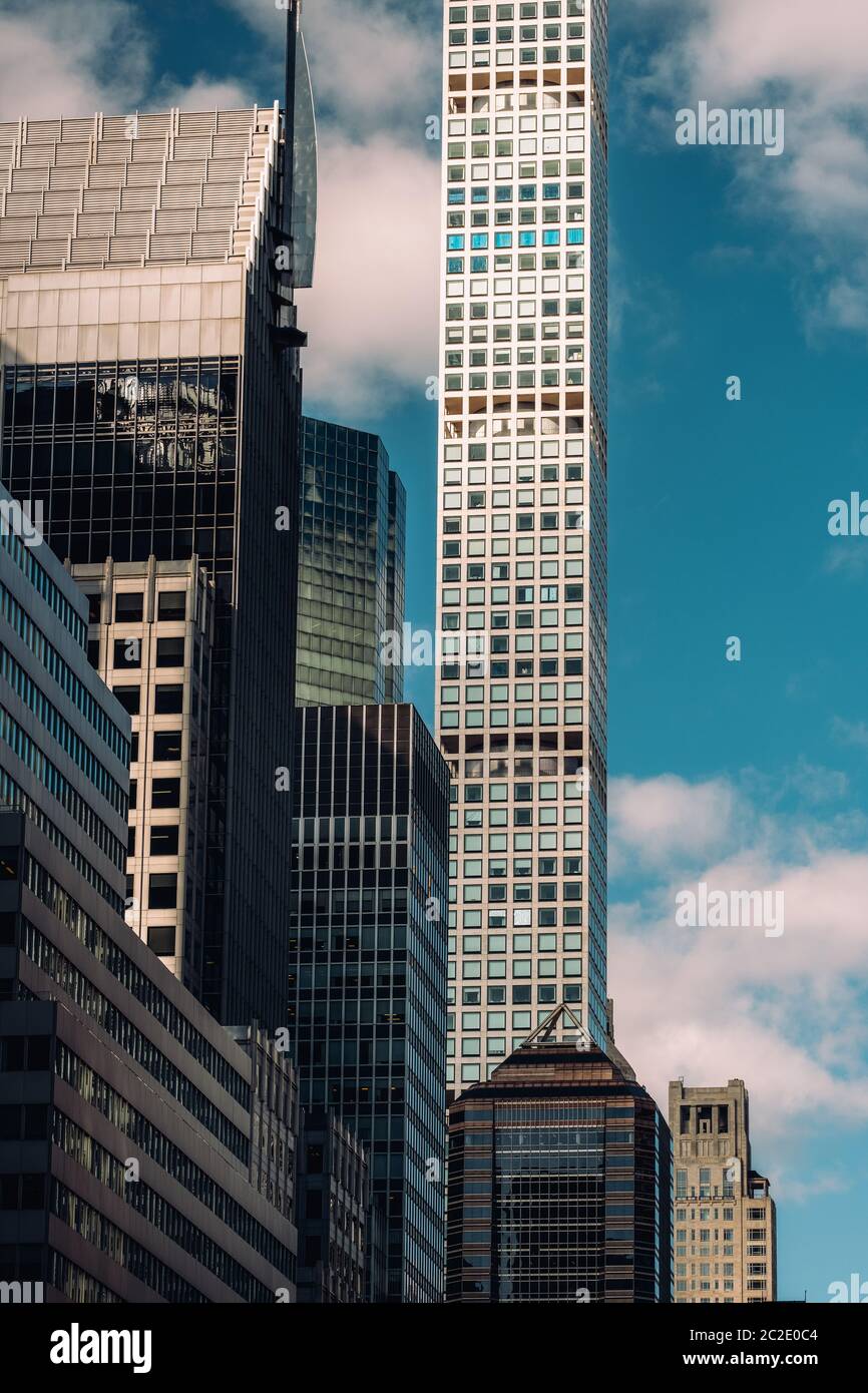 Vista ravvicinata dei 432 Park Avenue Condominiums e dei moderni grattacieli nel centro di Manhattan, New York City Foto Stock