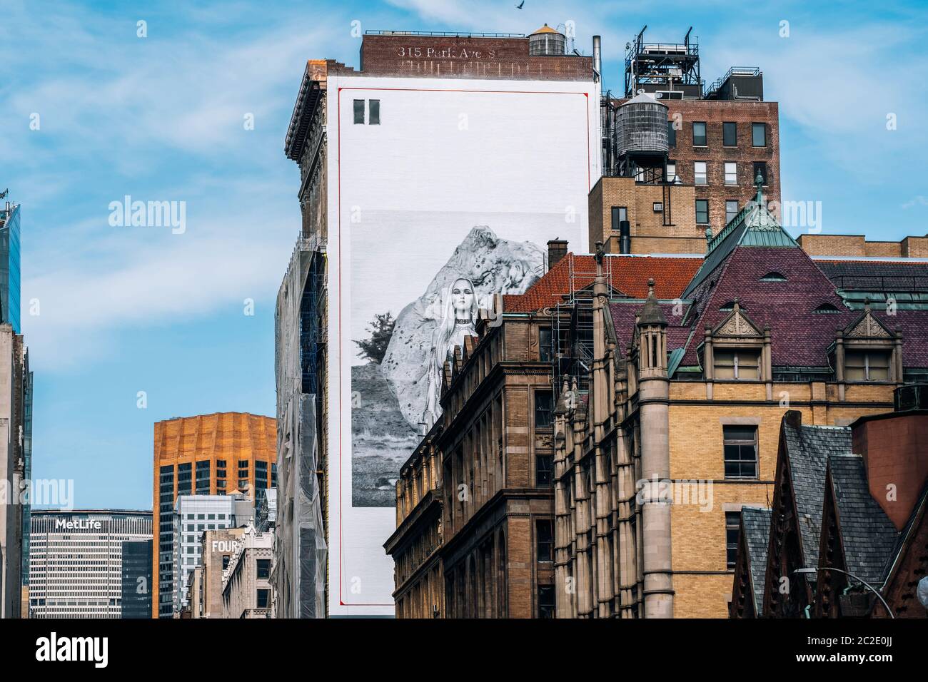 Vista generale del vecchio edificio e dell'edificio MetLife sullo sfondo nel quartiere di Gramercy a New York City Foto Stock
