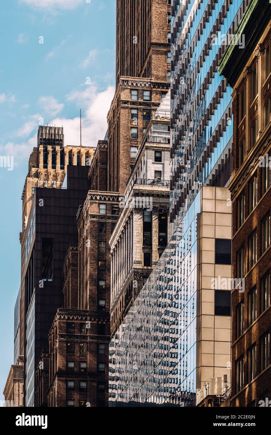 Vista ravvicinata dei vecchi e moderni grattacieli di Murray Hill Midtown Manhattan New York City Foto Stock