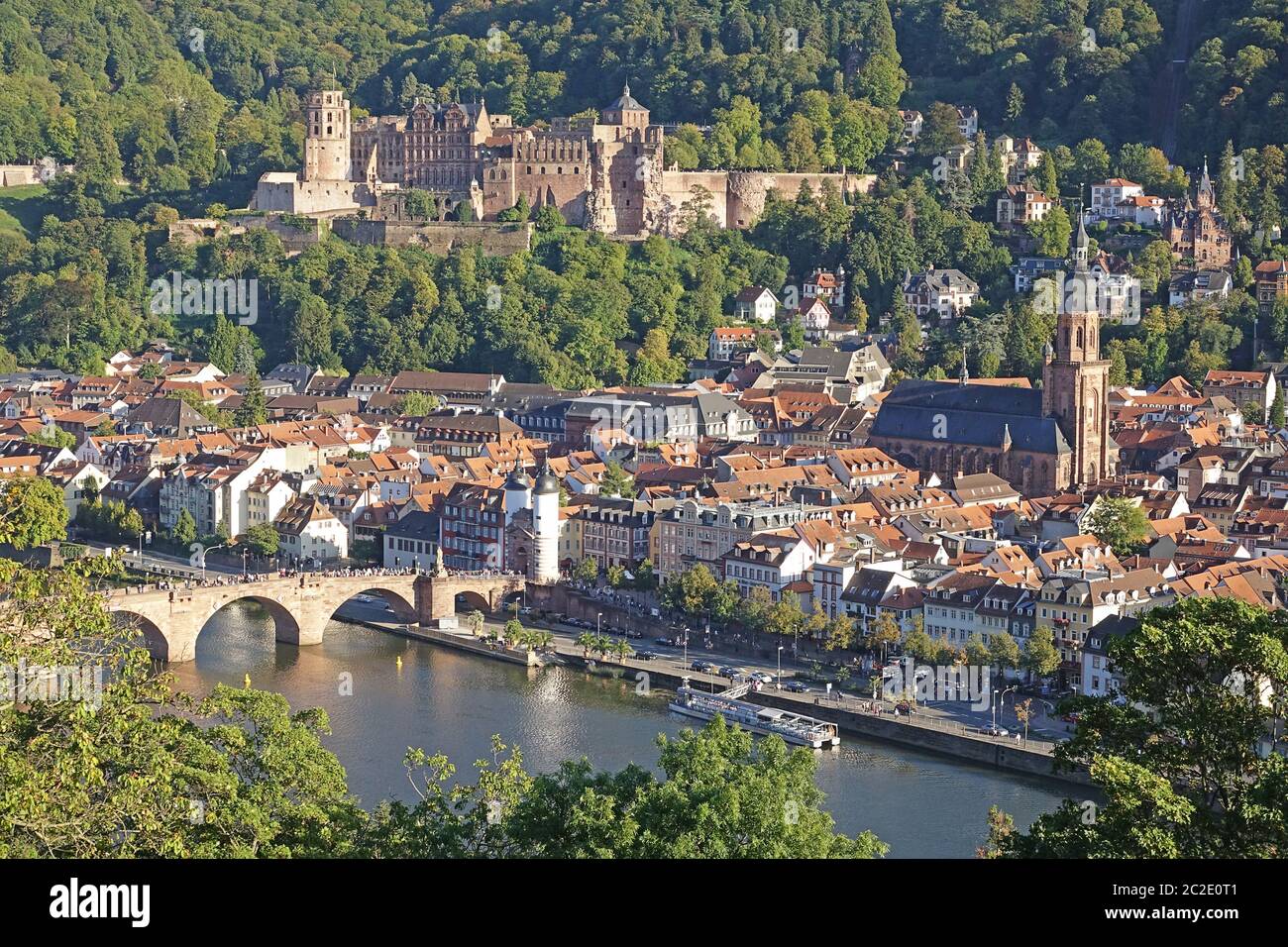 Castello di Heidelberg con Ponte Vecchio e Chiesa dello Spirito Santo Foto Stock