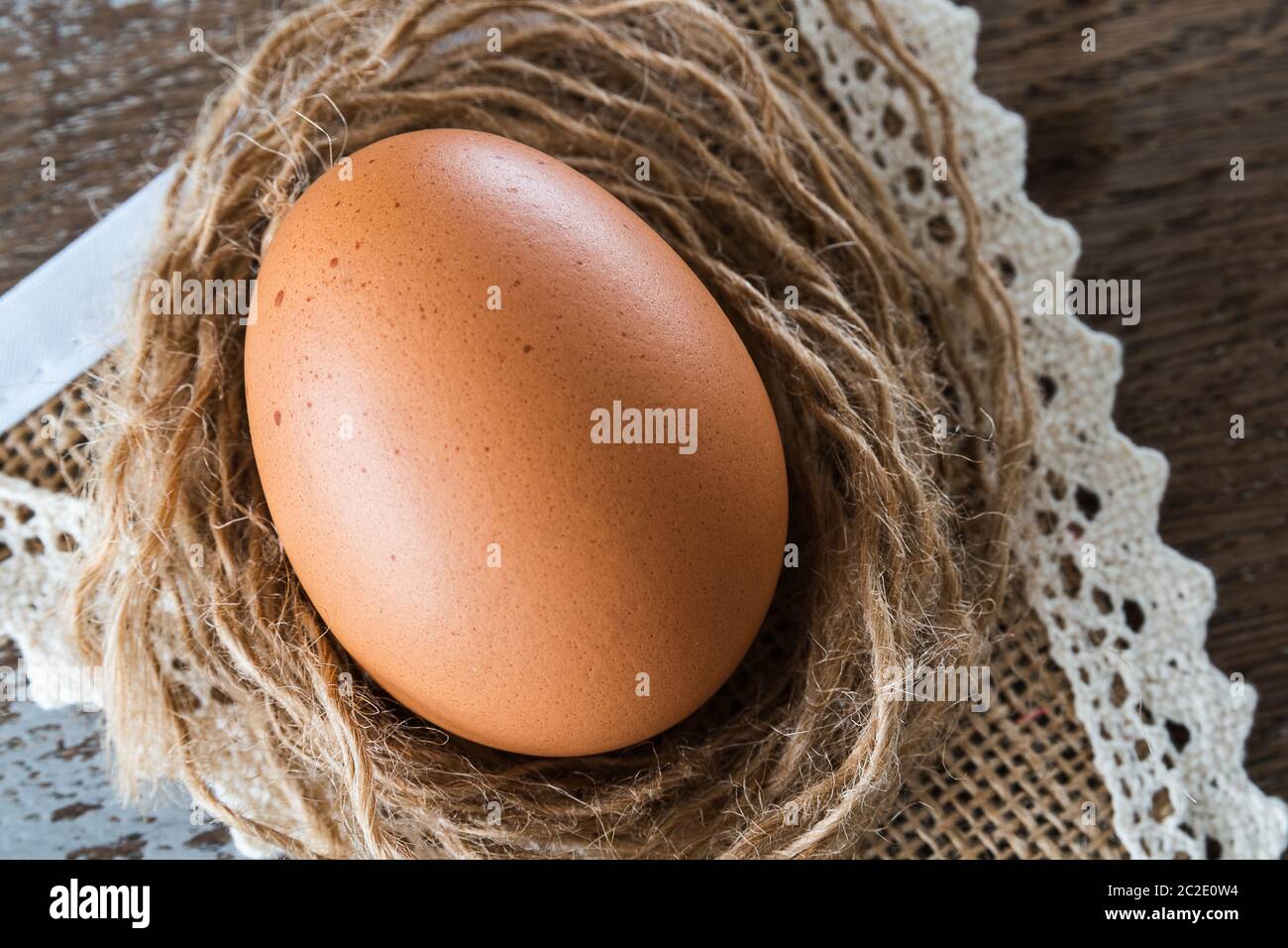 Uovo fresco marrone su un tavolo rustico Foto Stock