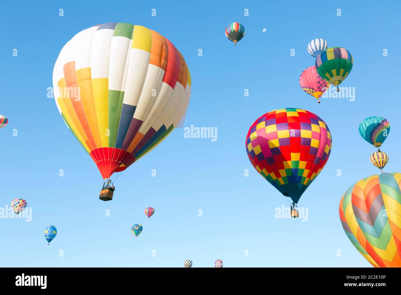 Palloncini multicolore ad aria calda su cielo blu Foto Stock